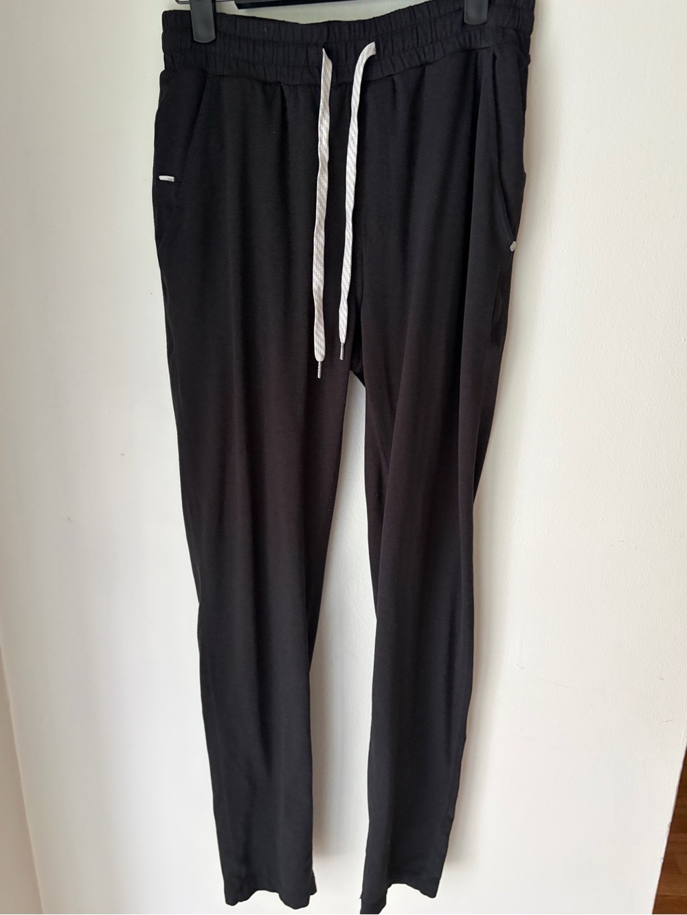 51. Men’s Size Small VUORI Charcoal Dreamknit Joggers